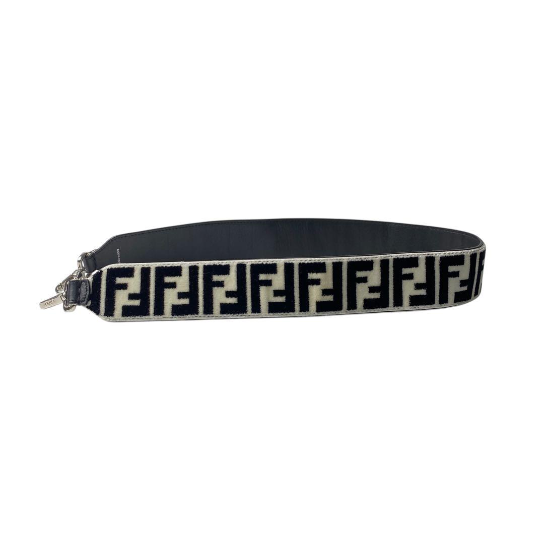新品同様 フェンディ FENDI ズッカ ショルダーストラップ ファー