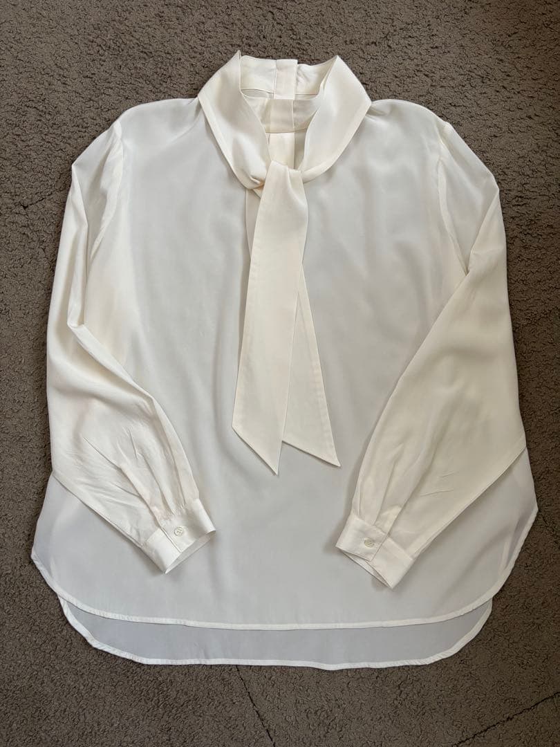 美品＊ソージュ soeju シルクストレッチ ボウタイ ブラウス 白