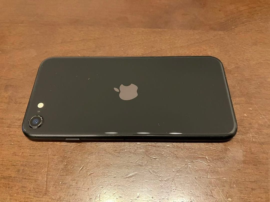iPhoneSE(第２世代)ブラック 本体 SIMフリー ケース付き