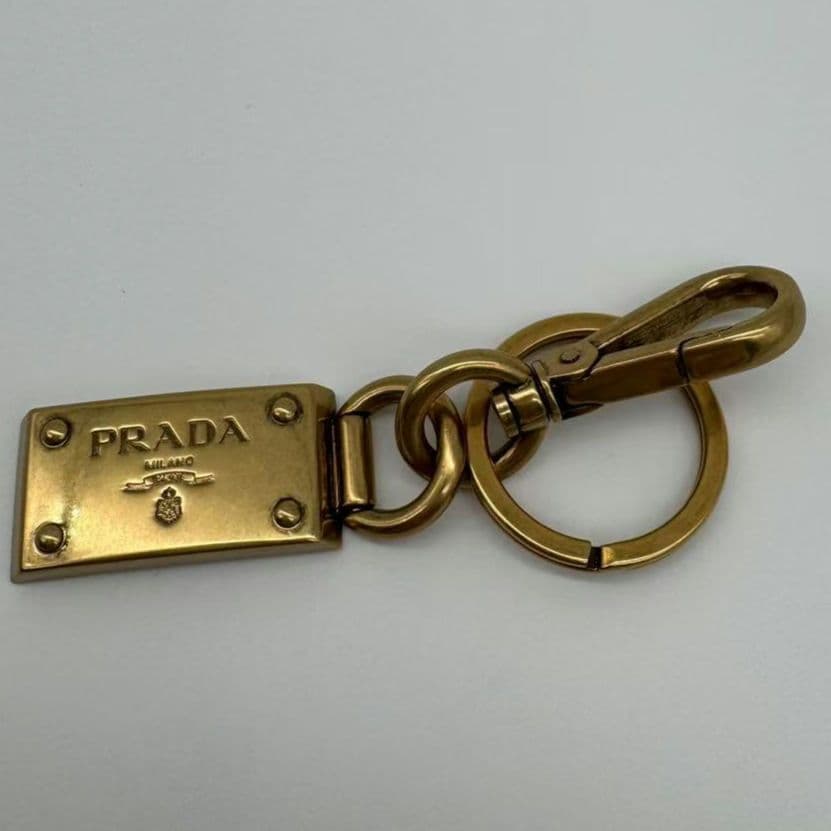 PRADAプラダ ロゴ プレート キーホルダー キーチャーム ゴールド