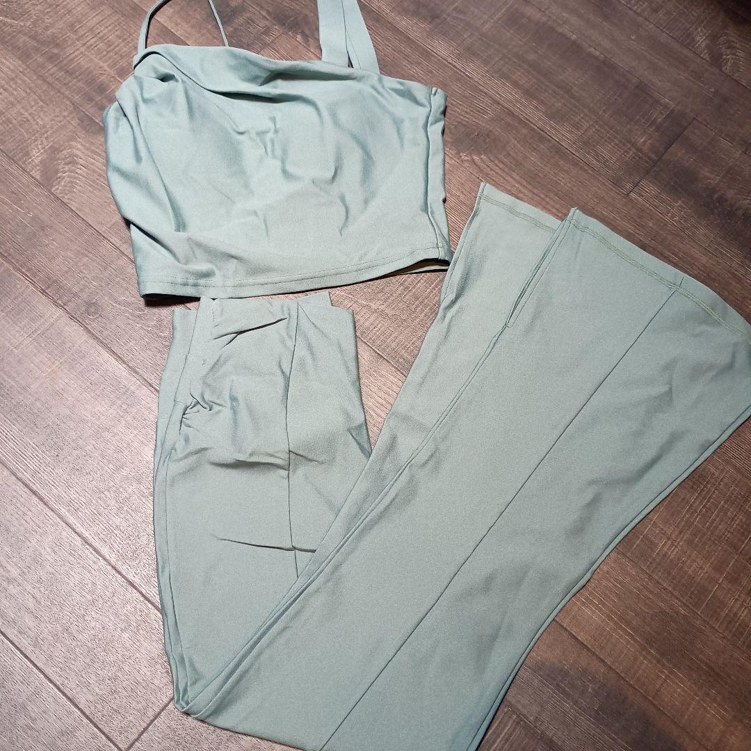 新品未使用【SUKALA】シャインストレッチフィットフレアパンツ ｍサイズ