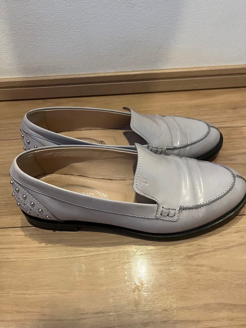 スタッズ付きレザー ローファー ライトグレー