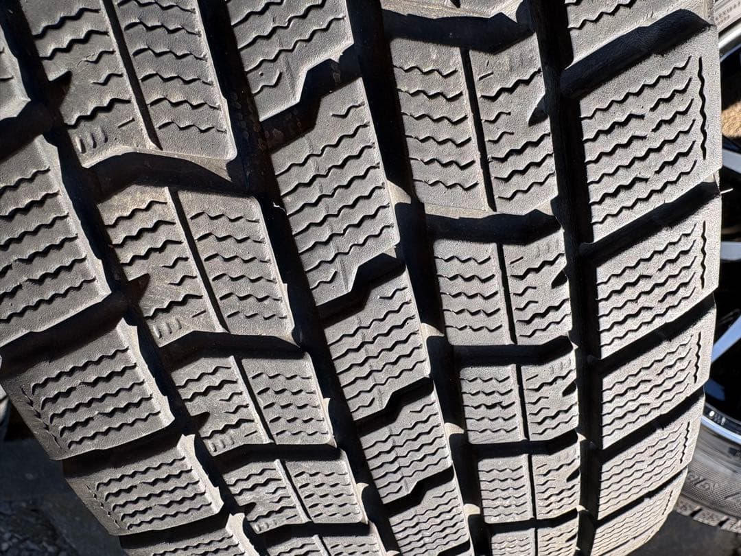 ちろるチロル215/60R17スタッドレスタイヤホイールセットナット付き