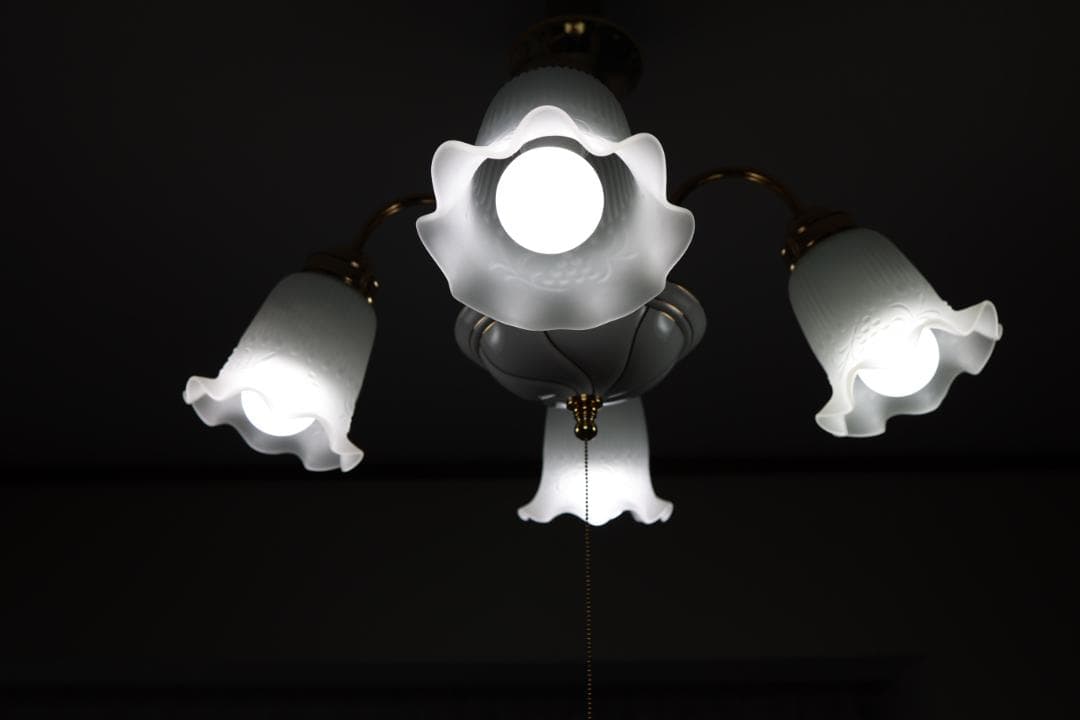 シャンデリア ゴールドと白いシェード