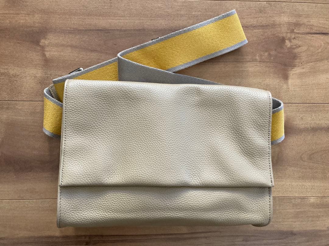 イアパピヨネ　【未使用】レザー ボディバッグ