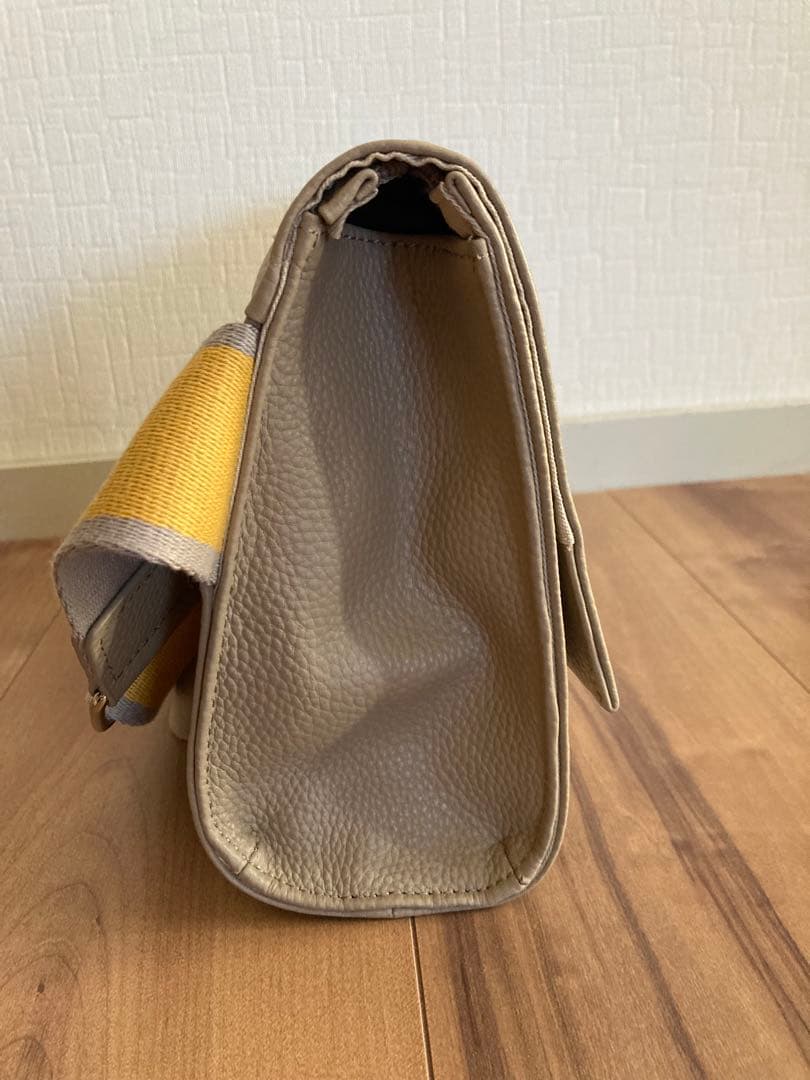 イアパピヨネ　【未使用】レザー ボディバッグ