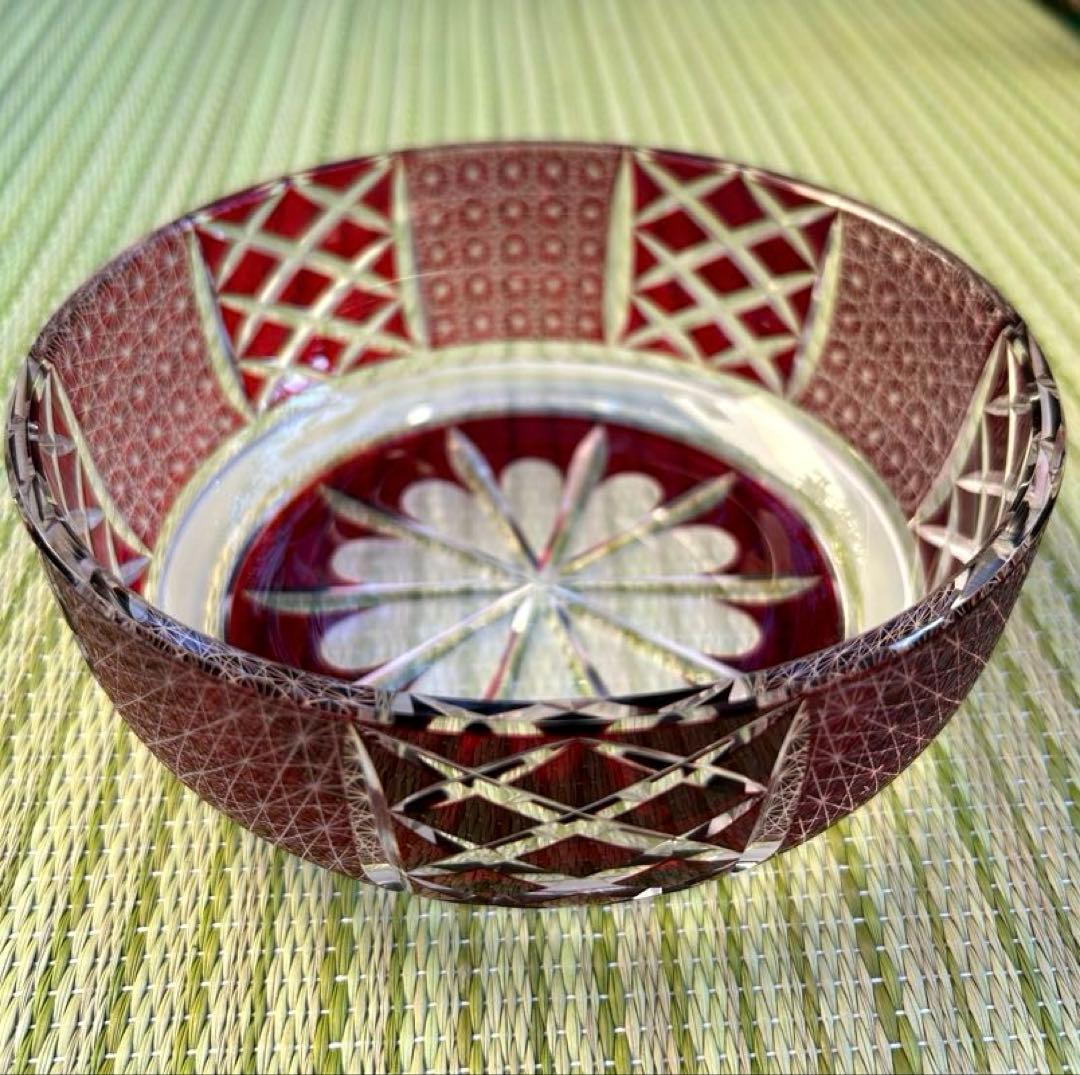 華硝　江戸切子　鉢　中鉢　飾り皿　糸菊つなぎ紋様　赤色カットガラスボウル