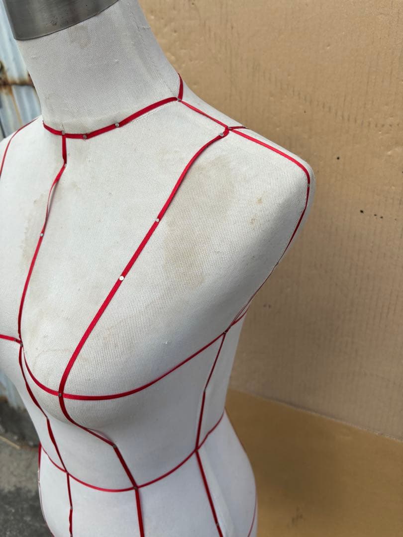 ボディーライン入り　トルソー　マネキン　洋装ソーイング木製スタンド女性用