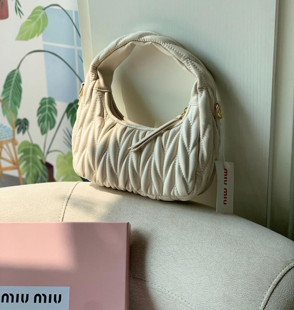 miumiu ホワイト ショルダーバッグ#