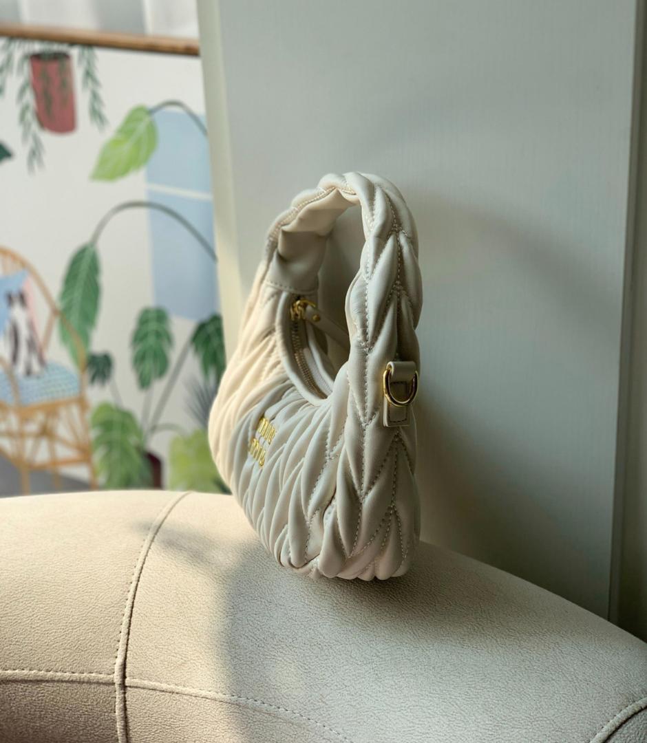 miumiu ホワイト ショルダーバッグ#