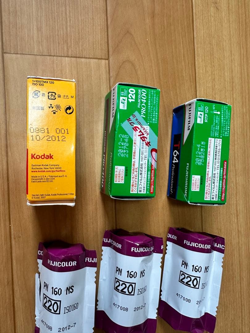 【未開封・期限切れ】 FUJICHROME T64 ブローニー判 ポジフィルム