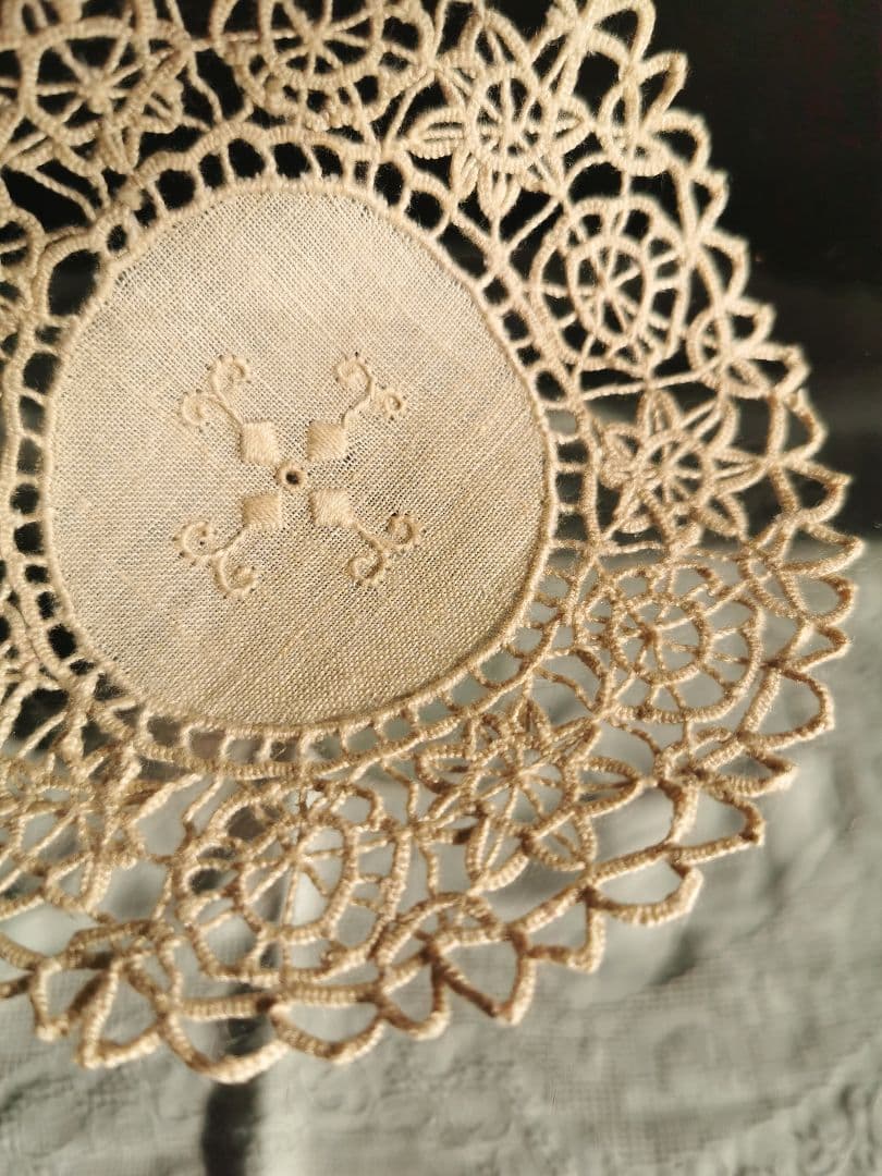 アンティーク イタリア レティシアレース刺繍 花のニードルワーク リネンドイリー