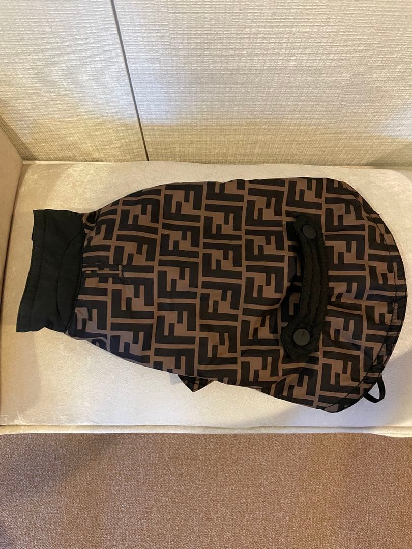 Fendi ロゴパターン 防水犬服 Sサイズ
