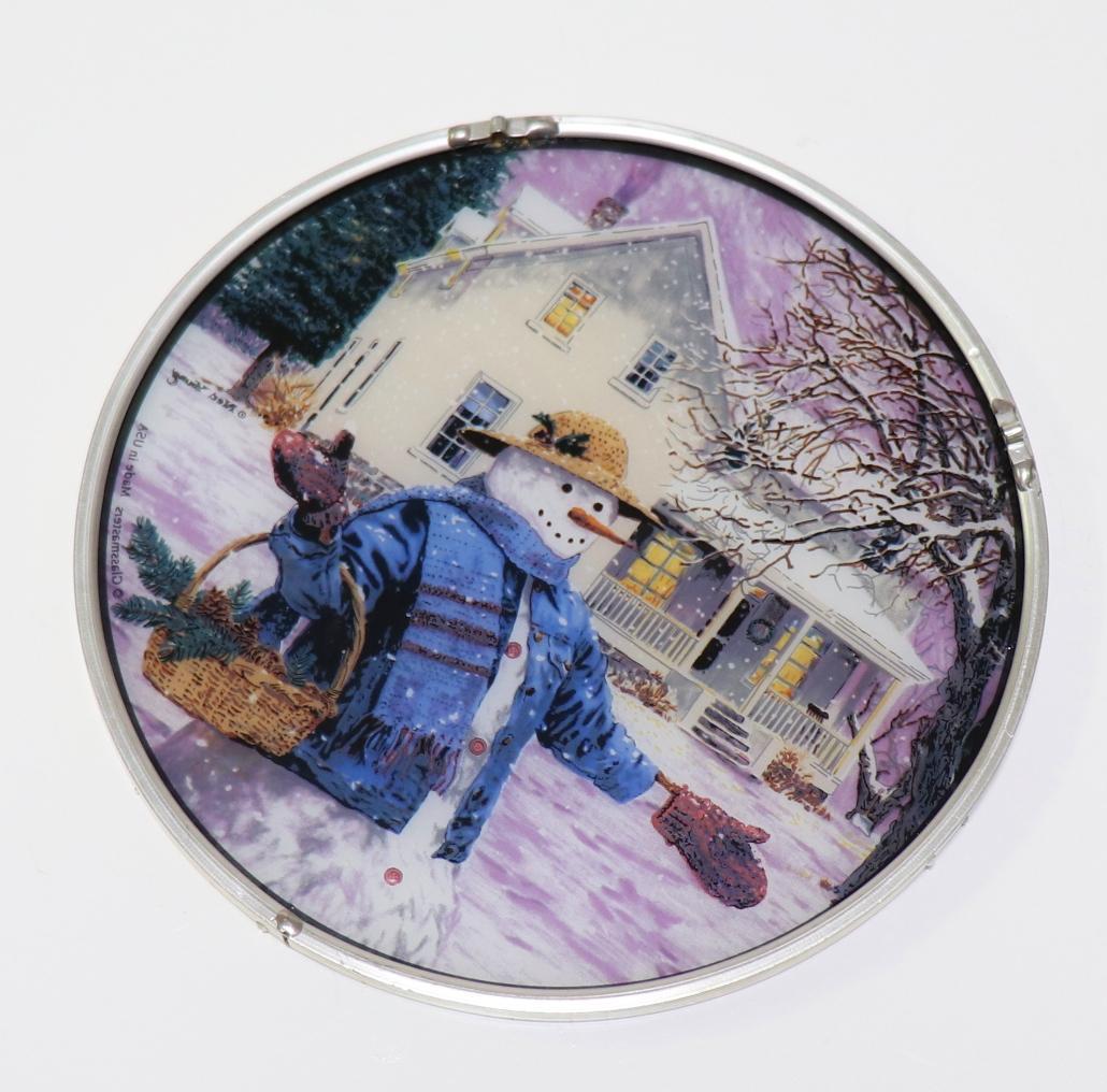 家の前で松ぼっくりを拾う麦わら帽子の雪だるま ヴィンテージ ステンドグラス