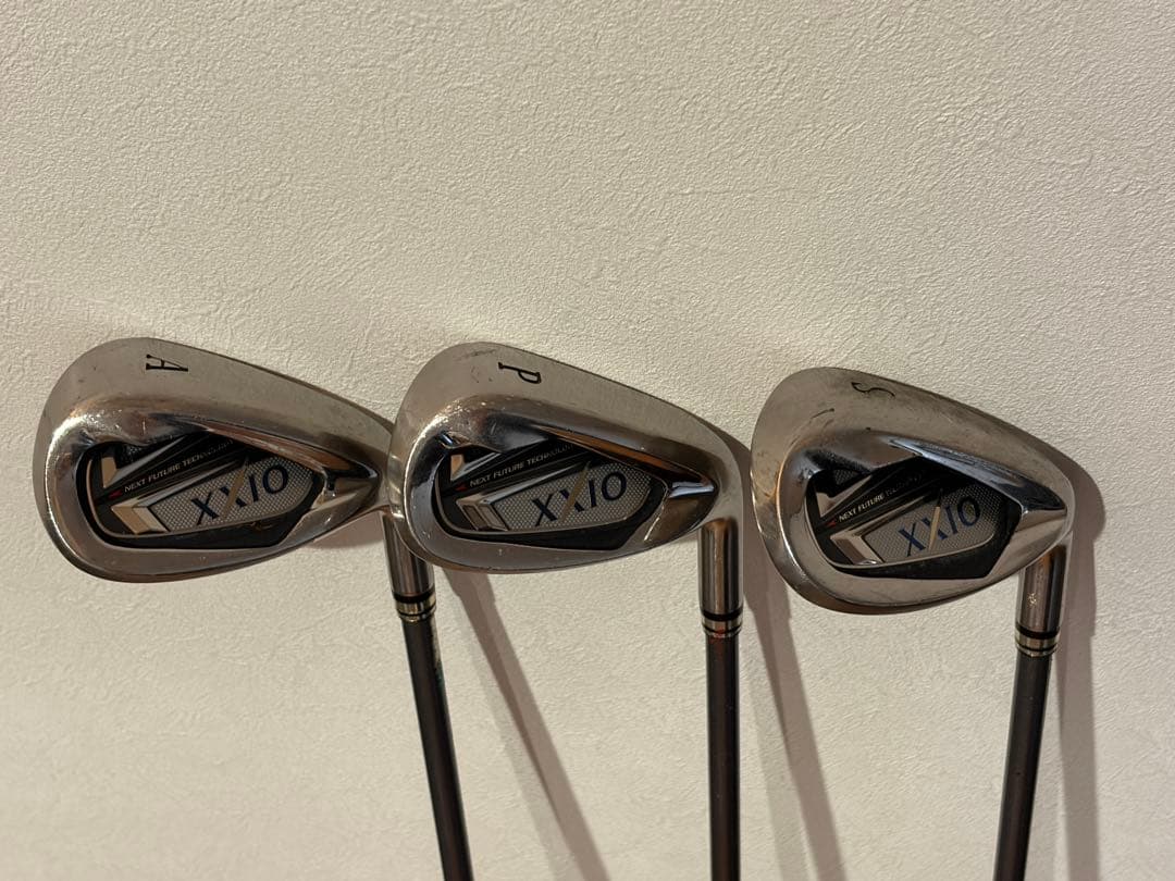 ゼクシオ（XXIO） 他 キャディバッグ・ゴルフクラブ10本・ボール等のセット