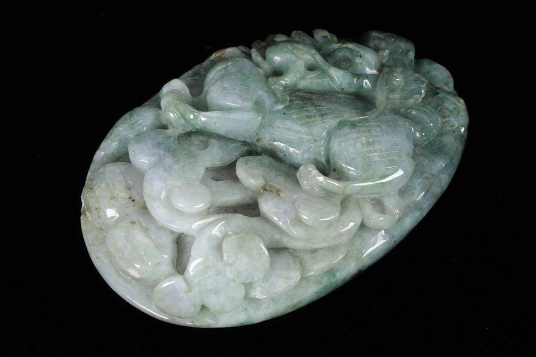 【中国美術】天然翡翠 青翡翠　紺入り手彫 龍麒麟細密彫刻 握り石根付 文鎮 唐物