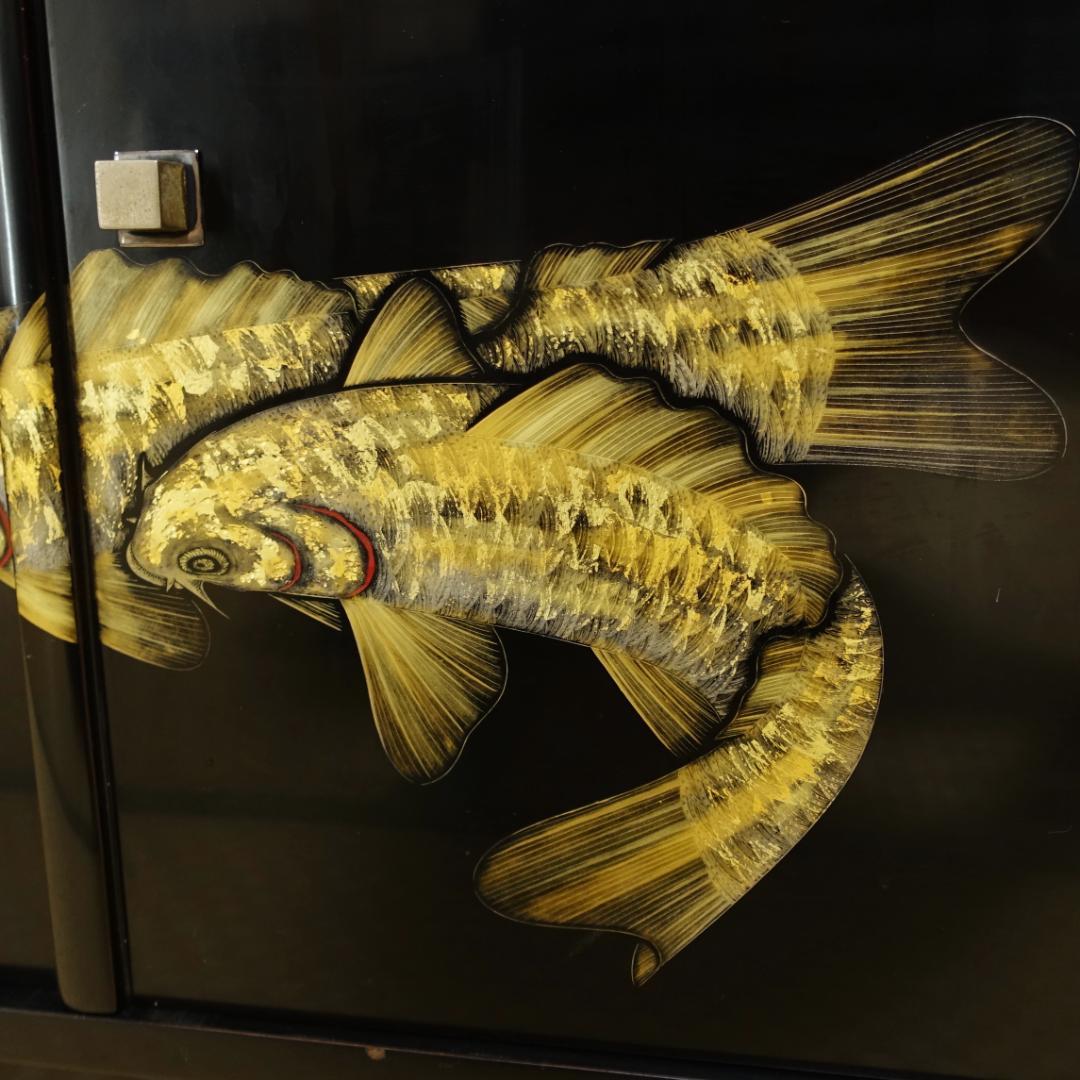 送料無料 輪島塗 沈金師 小西啓介 黒塗 沈金 松鯉図 飾棚 天然木製漆器