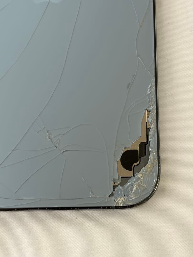 B*i様 iPhone 13 Pro MAX 背面ひび割れ