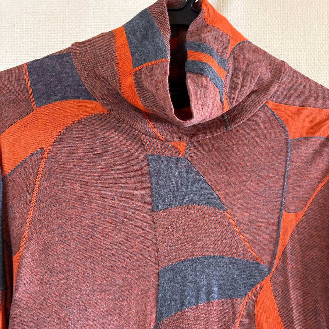 【新品未使用】✨エイココンドウ✨黒とグレー混合地にオレンジやの柄のトップス❣️