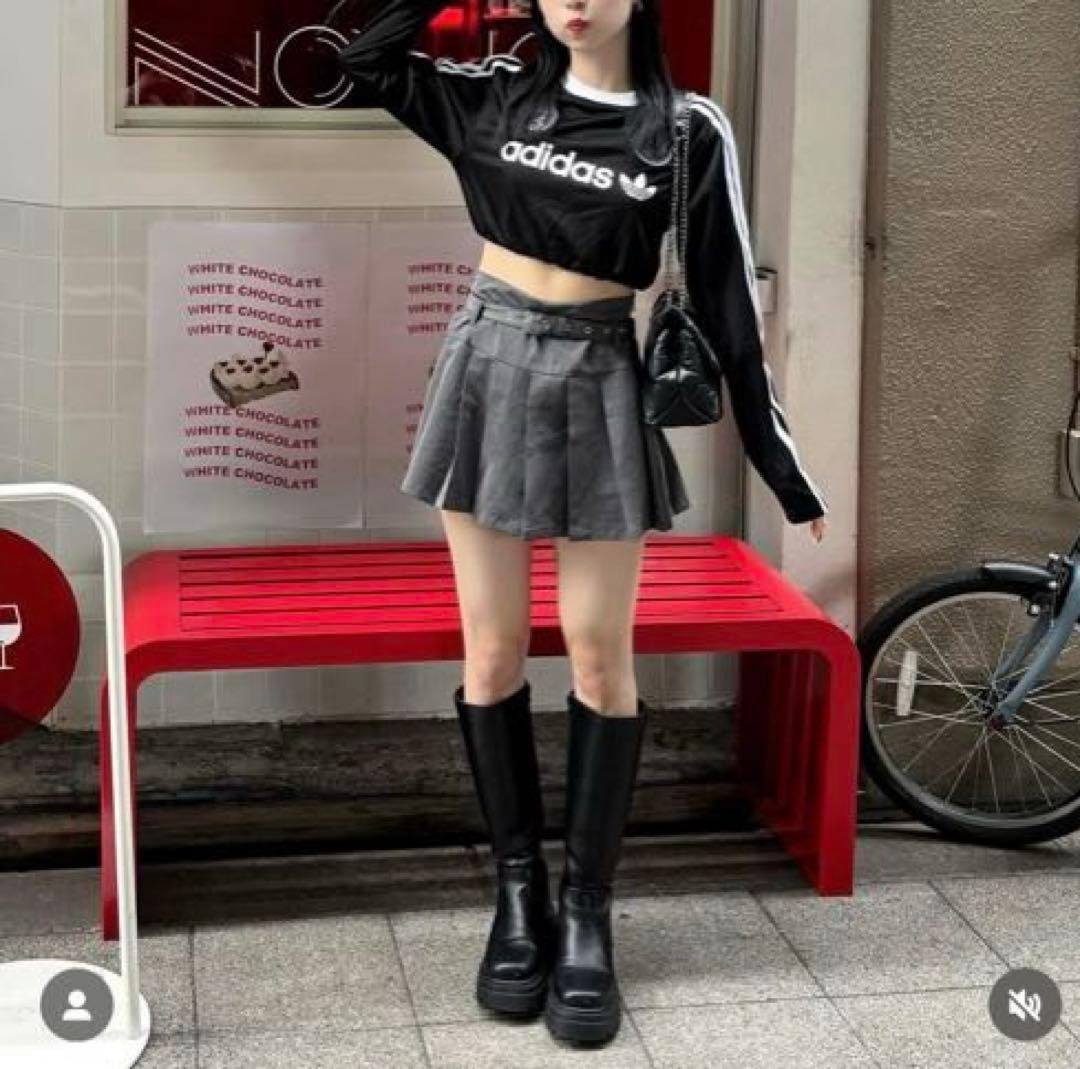 adidas ブラック クロップドトップ