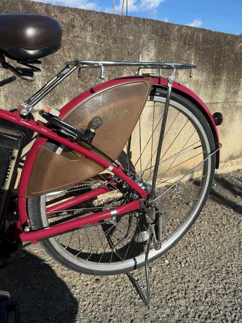赤い電動アシスト自転車 シティタイプ