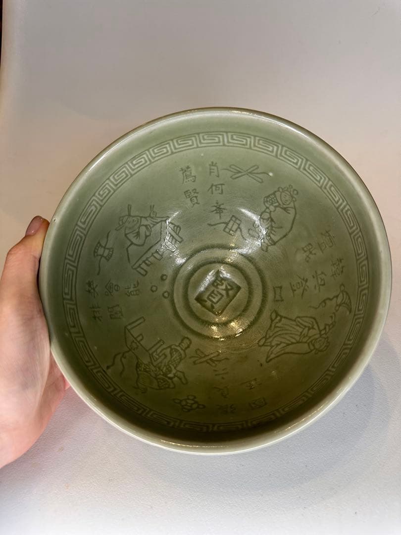 水芙蓉様｜明代 龍泉窯 青磁 大碗 内側刻人物・文字 「賢」刻 時代物 中国古董