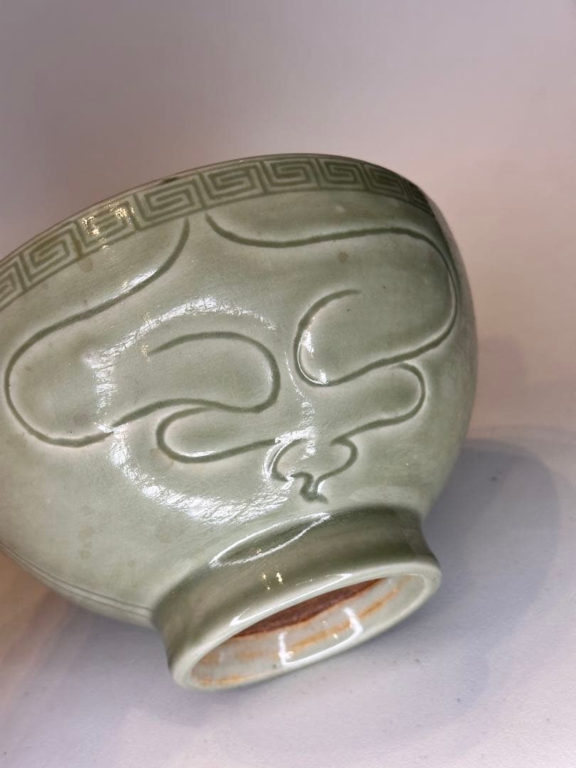 水芙蓉様｜明代 龍泉窯 青磁 大碗 内側刻人物・文字 「賢」刻 時代物 中国古董
