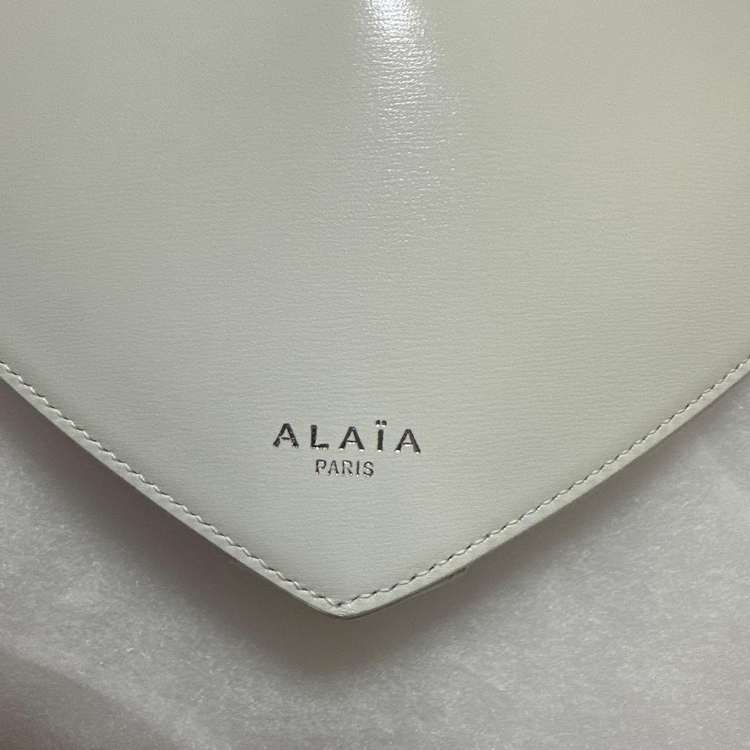 ALAÏA ハート型ショルダーバッグ ホワイト
