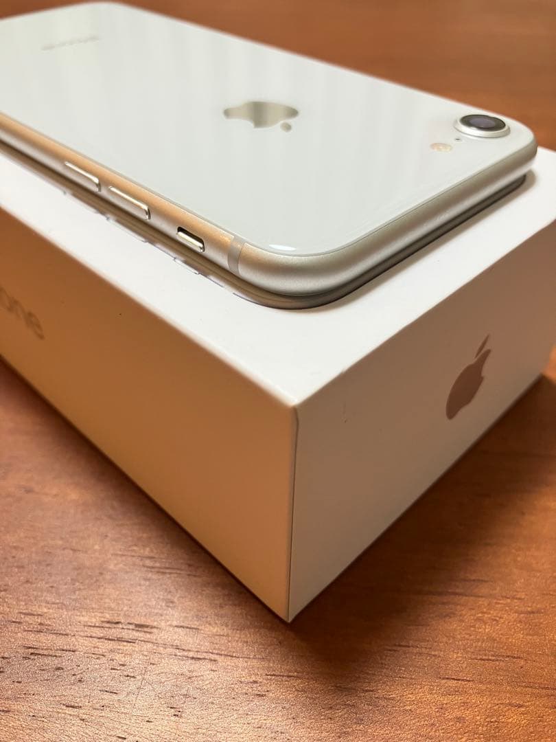 iPhone 8 シルバー（ホワイト）64GB SIMフリー 付属品付