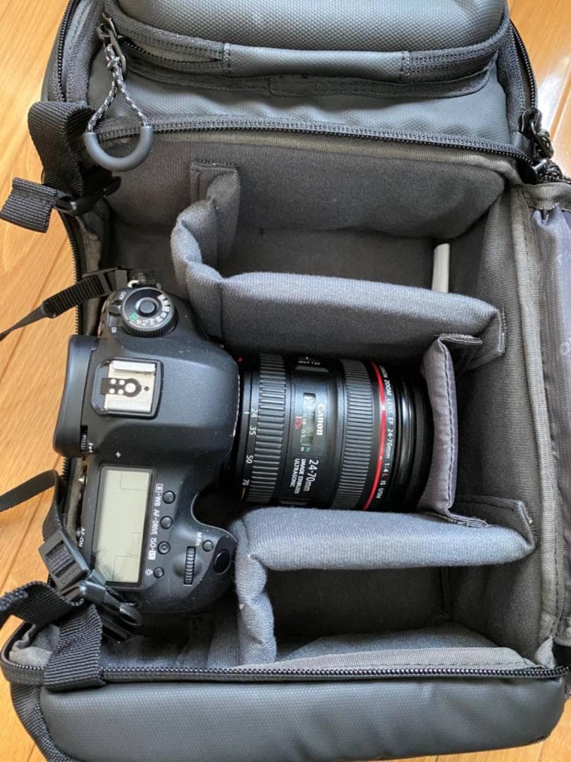 ハードシェル撥水カメラバッグ サイドアクセス対応のスリングタイプ