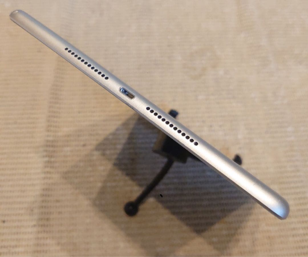 完動品SIMフリーiPad第7世代(A2198)本体32GB送料込D59AF