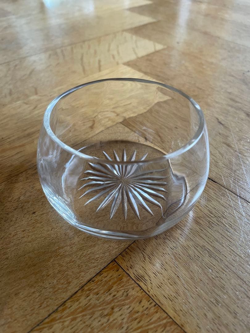 フランス蚤の市の繊細なガラス小物入れ(ボンボニエール)