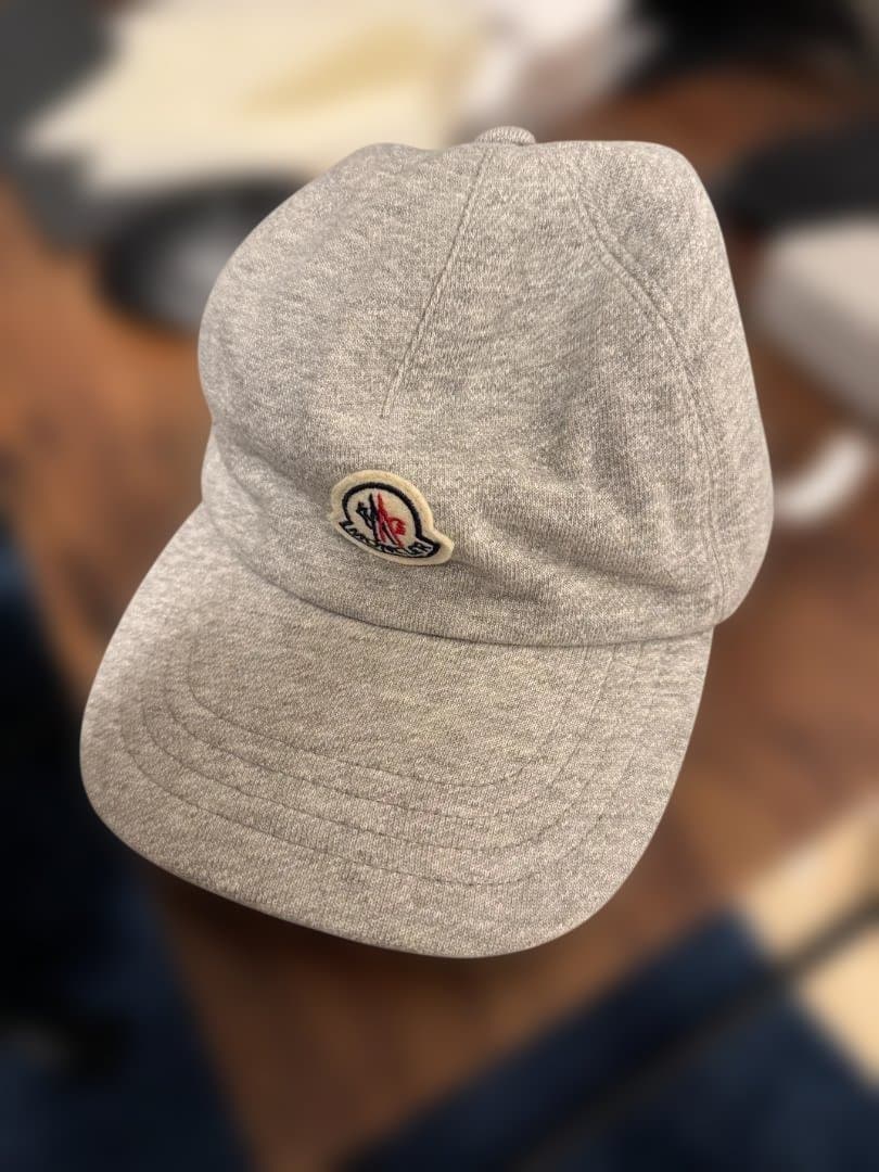 MONCLER グレーキャップ ロゴ入り　男女使用可