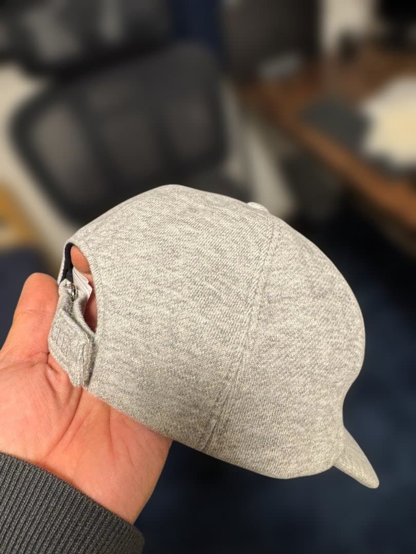 MONCLER グレーキャップ ロゴ入り　男女使用可