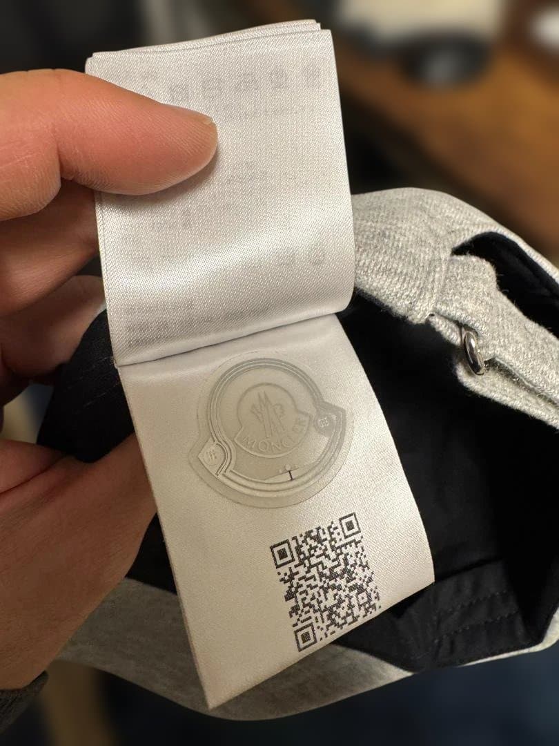 MONCLER グレーキャップ ロゴ入り　男女使用可