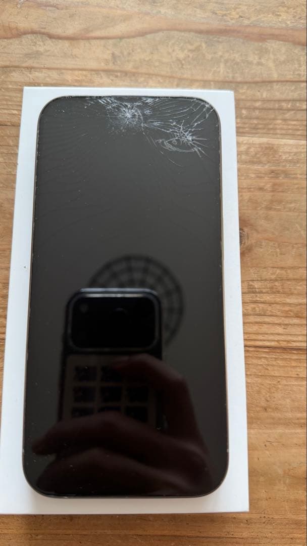 【画面割れ】iPhone 15 Pro 256GB ナチュラルチタニウム