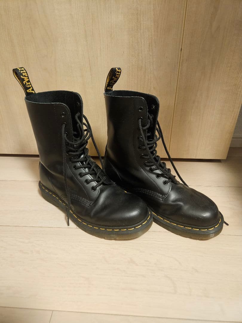 Dr. Martens 1490 10 ホール ブーツ STANDARD FIT