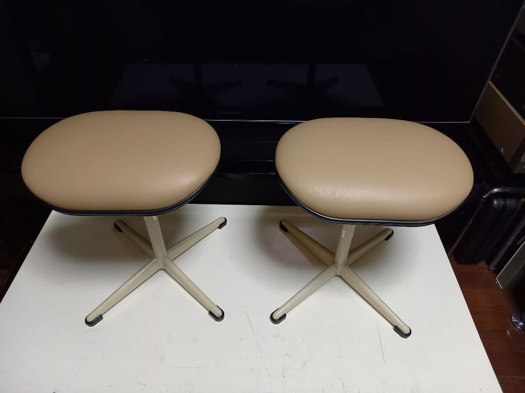 オカムラ　ポストモダン　高さ調整　回転式　ベージュ　メディカル　スツール　２脚