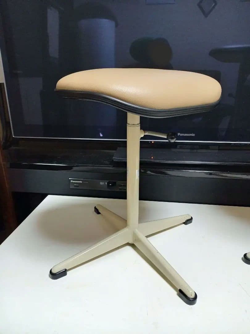 オカムラ　ポストモダン　高さ調整　回転式　ベージュ　メディカル　スツール　２脚