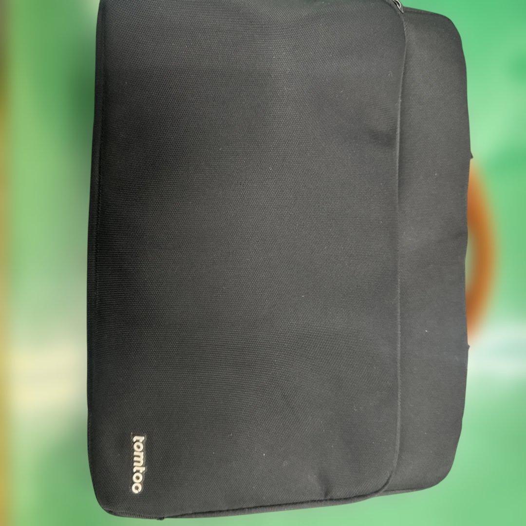 MacBook Air 本体と充電器、おまけケース、A1466