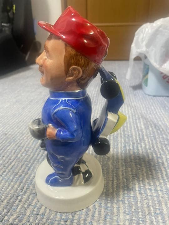 陶器製のF1ドライバーの人形