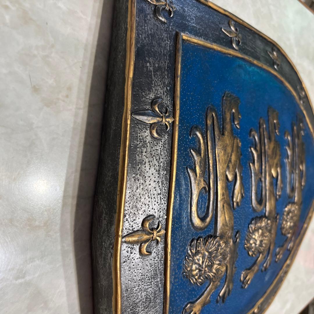 壁飾り　中世　イギリス　騎士　盾