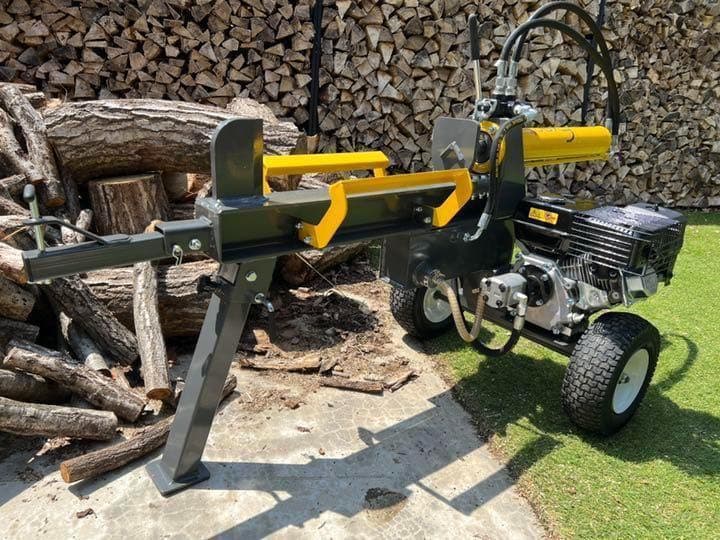 送料無料　到着後すぐに作業　女性にも扱いやすい新型薪割り機　18トン