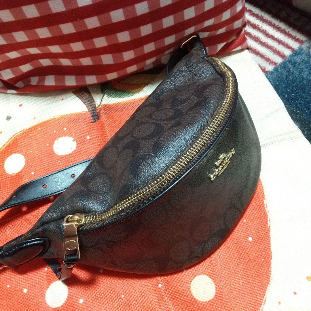 COACH ロゴ入りブラウンレザーボディバッグ