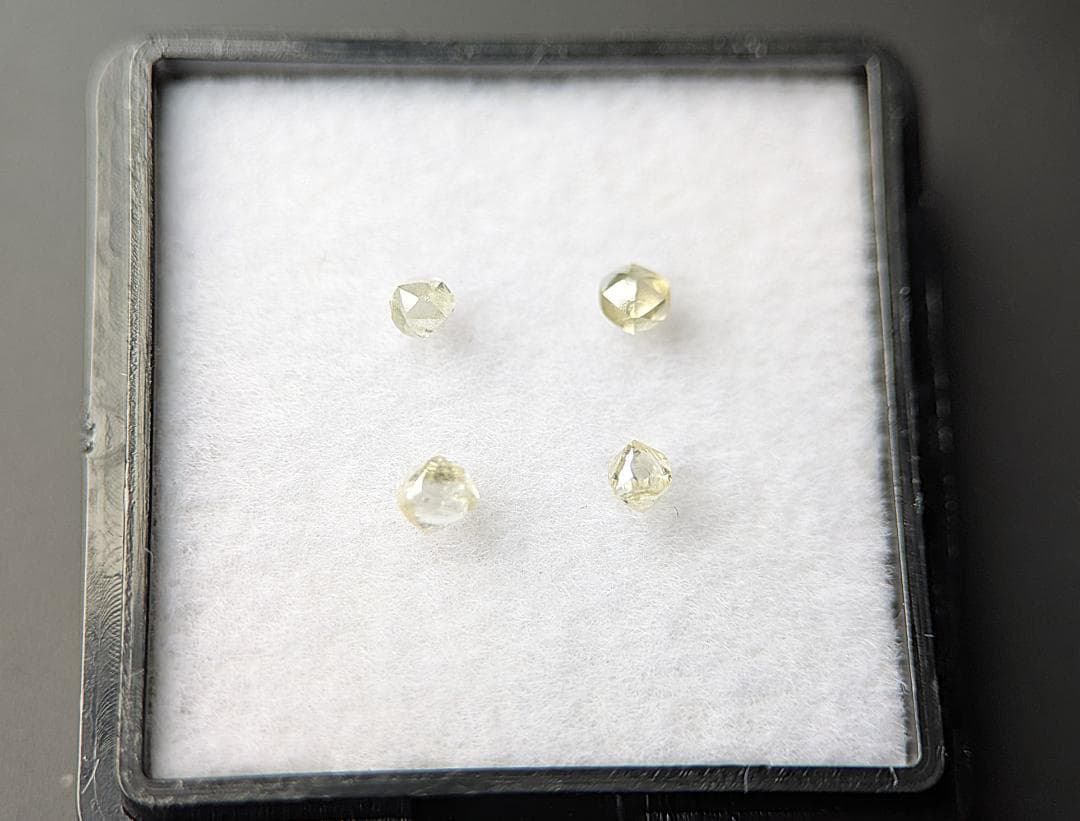 天然ダイヤモンド原石 蛍光４色セット 計0.376カラット ボツワナ産