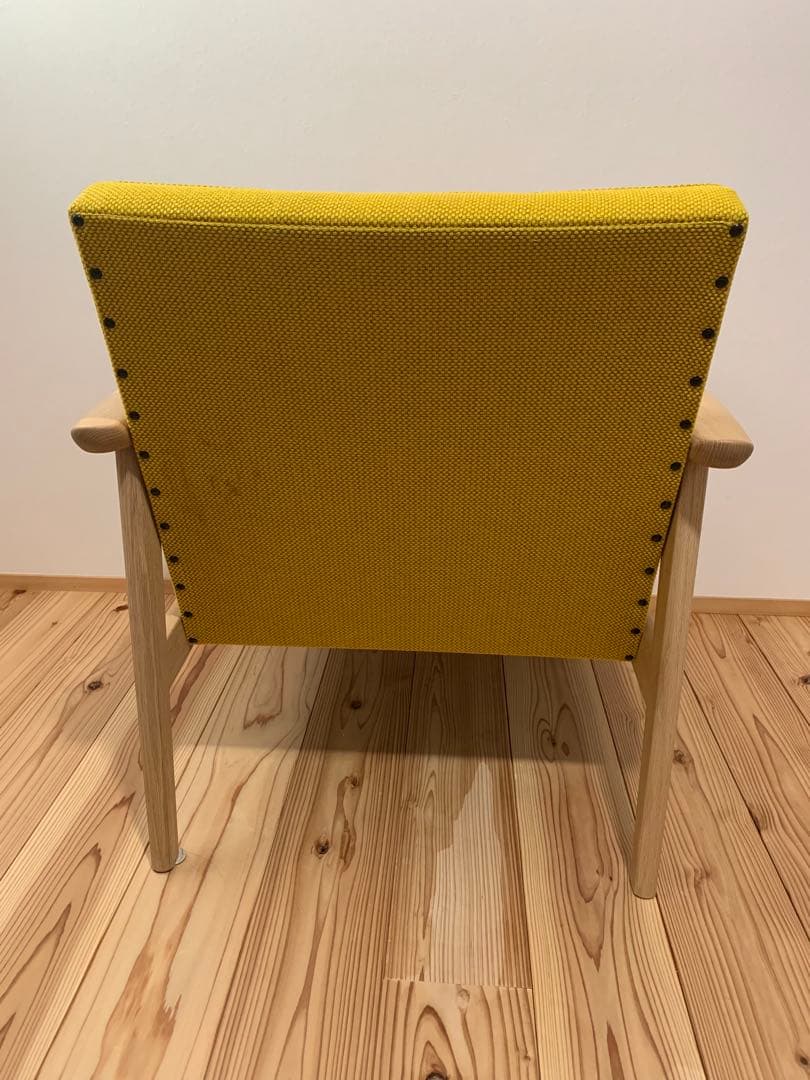 【カリモク正規品】イエローの布製クッションと木製脚のシンプルな1人掛けソファ