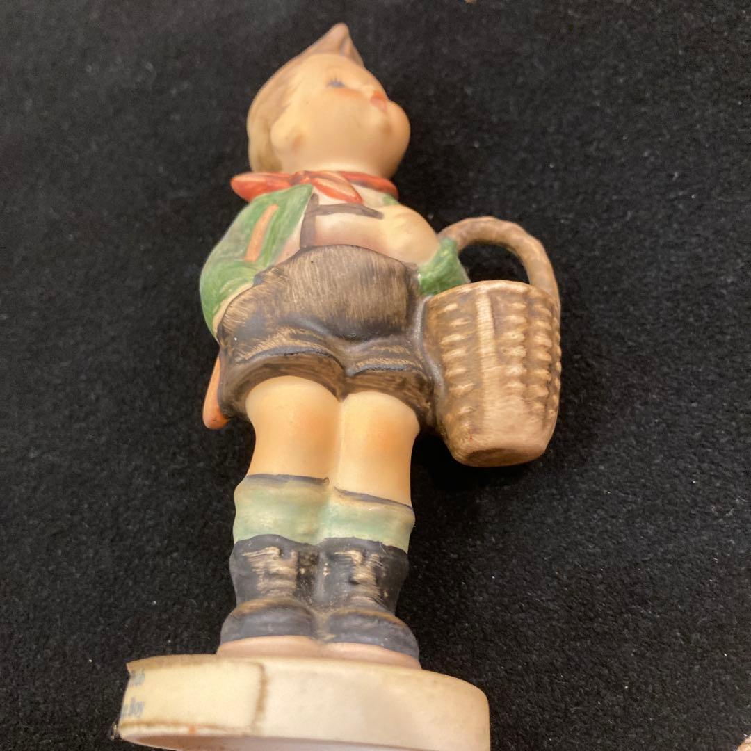 陶器製少年フィギュア バスケット付き　Goebel