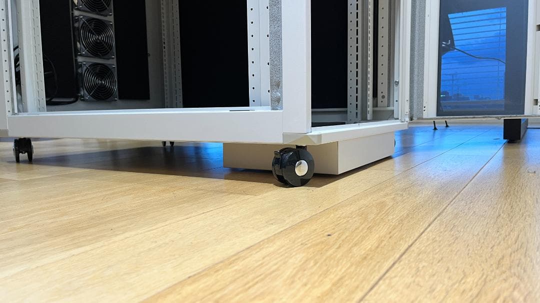 東京　直接引取　静音サーバーラック「W600×H669×D1,000」