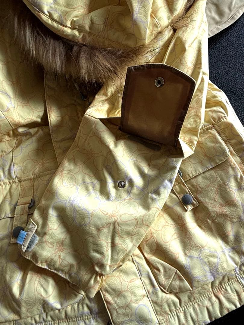 スキーウェア(女性用) フード付き淡い黄色