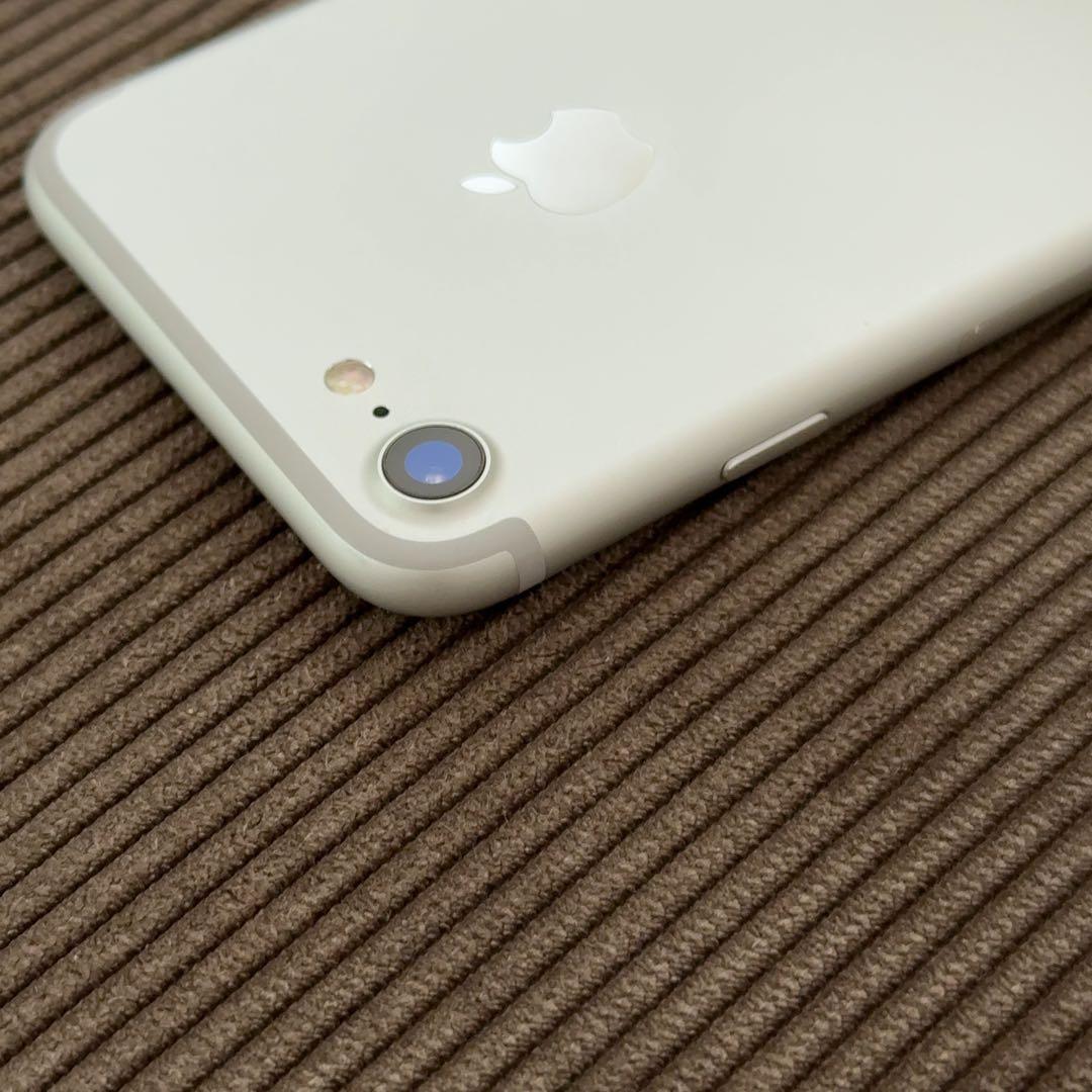 極美品　iPhone7 32GB シルバー　本体